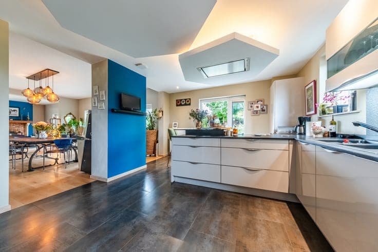 Spacious villa with office space and a landscaped garden