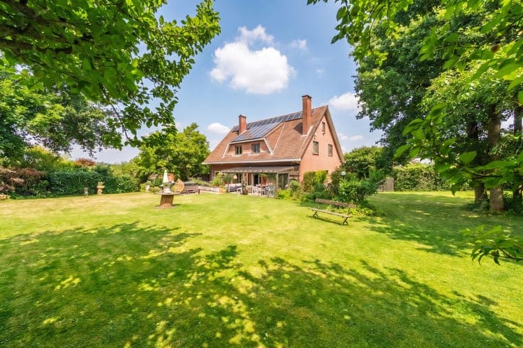 Spacious villa with office space and a landscaped garden