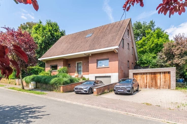 Spacious villa with office space and a landscaped garden
