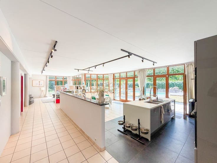 Spacieuse villa avec piscine dans un have de paix