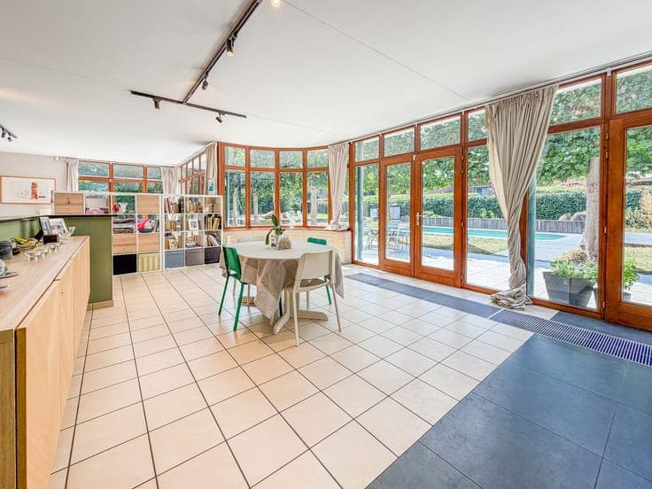 Spacieuse villa avec piscine dans un have de paix