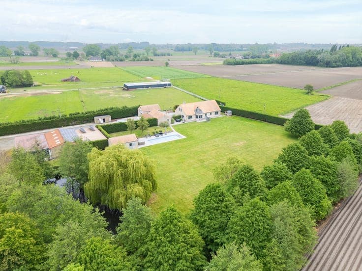 Uitzonderlijke villa-landhuis met bijgebouwen op een prac...