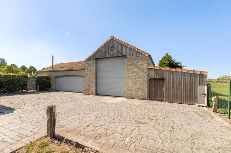 Uitzonderlijke villa-landhuis met bijgebouwen op een prac...