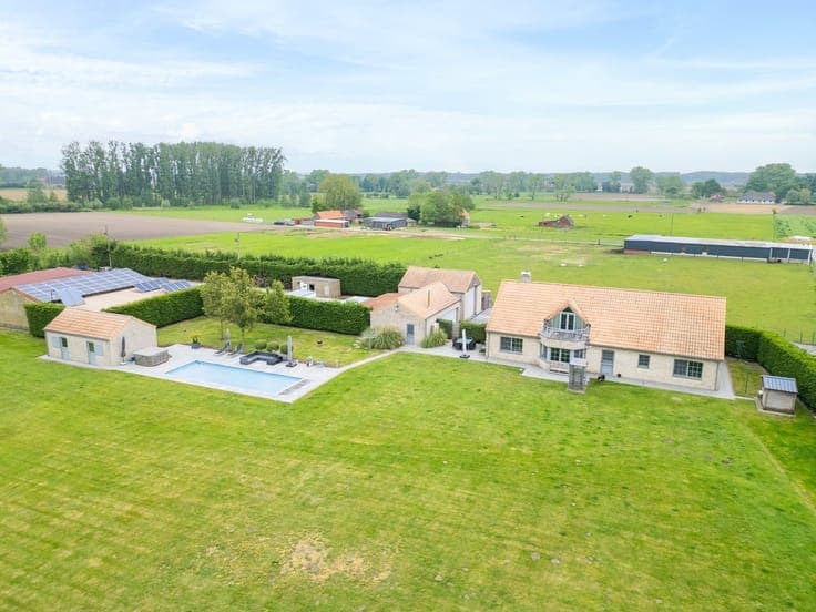 Uitzonderlijke villa-landhuis met bijgebouwen op een prac...