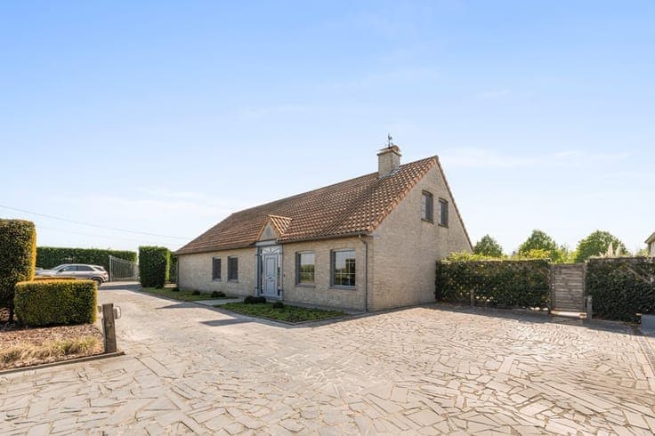 Uitzonderlijke villa-landhuis met bijgebouwen op een prac...