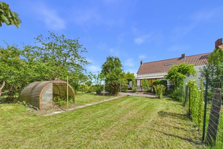 Charming farmhouse-style house - 3 bedrooms with garden