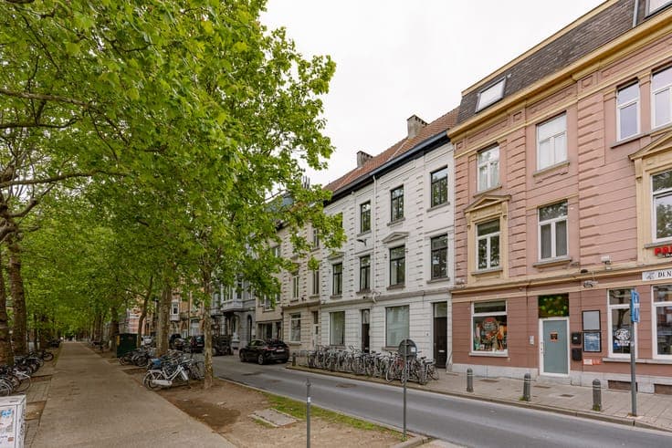 Townhouse with character façade near Sint-Pietersplein.