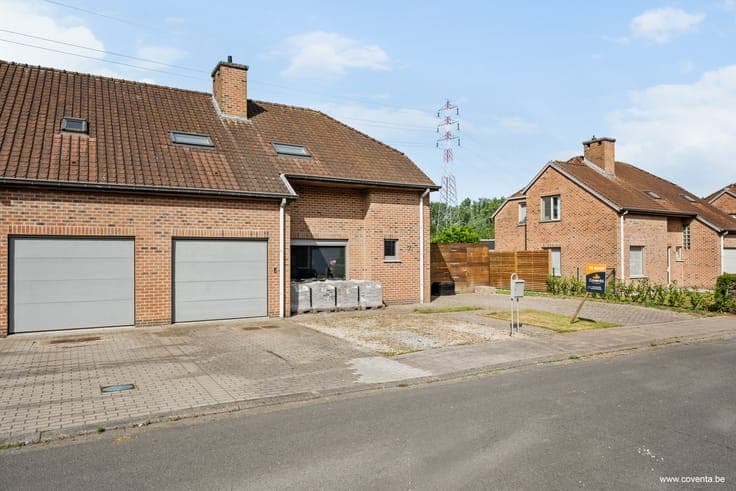 Ruime halfopen woning met 5slpk in een rustige wijk te Re...
