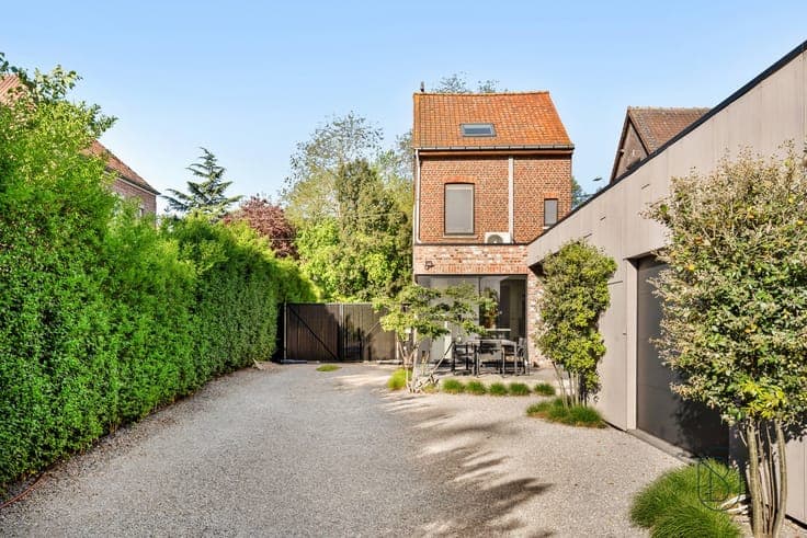 Ready-to-move-in house with garden & multifunctional garage