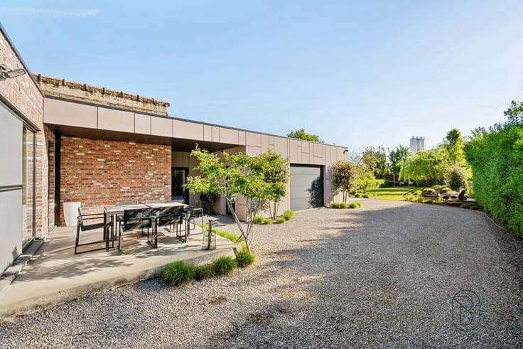Ready-to-move-in house with garden & multifunctional garage