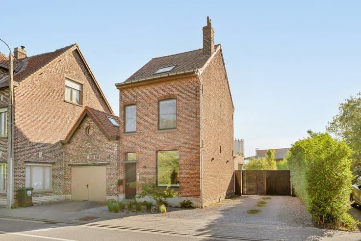 Ready-to-move-in house with garden & multifunctional garage