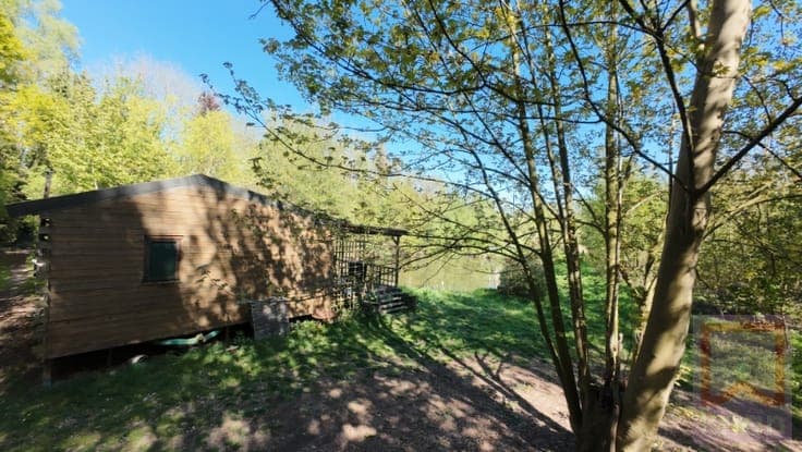 Gebied ±1,4 ha met chalet en bergplaats.