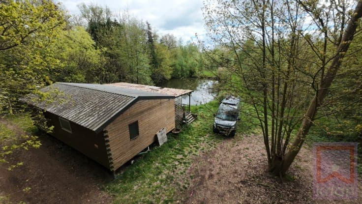 Gebied ±1,4 ha met chalet en bergplaats.