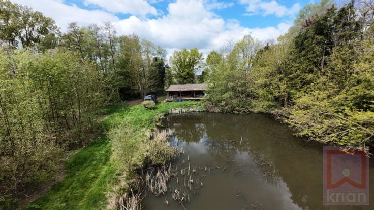Gebied ±1,4 ha met chalet en bergplaats.