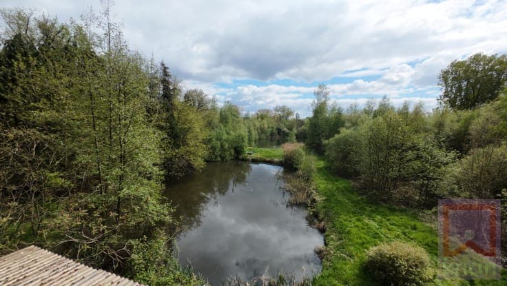 Gebied ±1,4 ha met chalet en bergplaats.