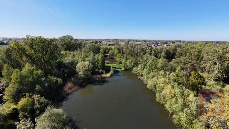 Gebied ±1,4 ha met chalet en bergplaats.
