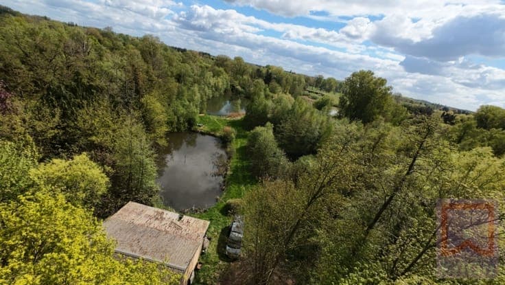 Gebied ±1,4 ha met chalet en bergplaats.