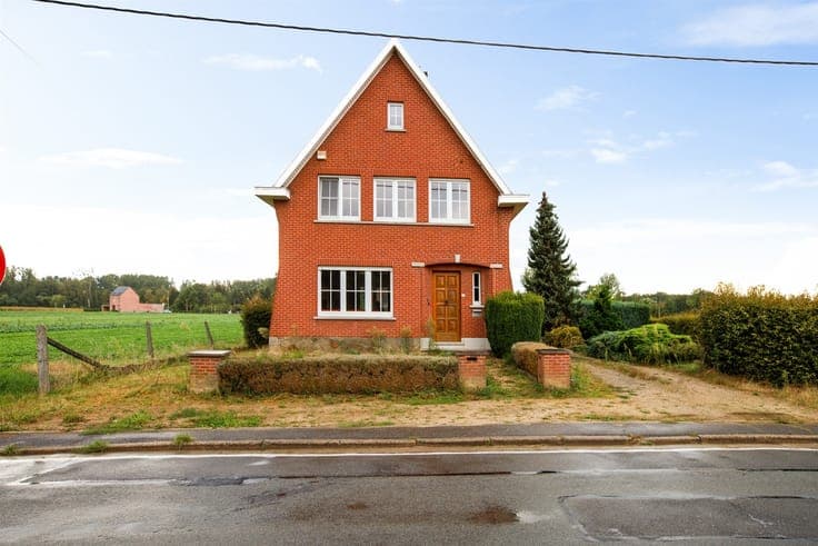 Spacious home with 3 bedrooms, garage and huge potential