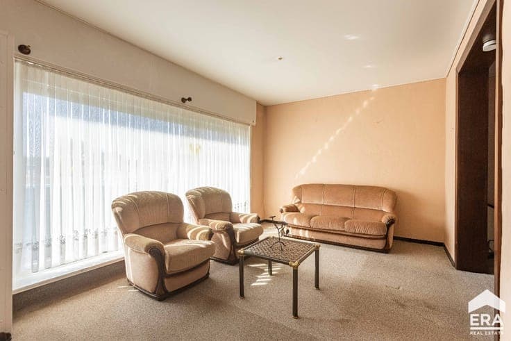 House to renovate with 4 (potentially 6) bedrooms & garden