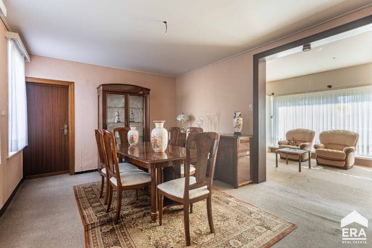 House to renovate with 4 (potentially 6) bedrooms & garden