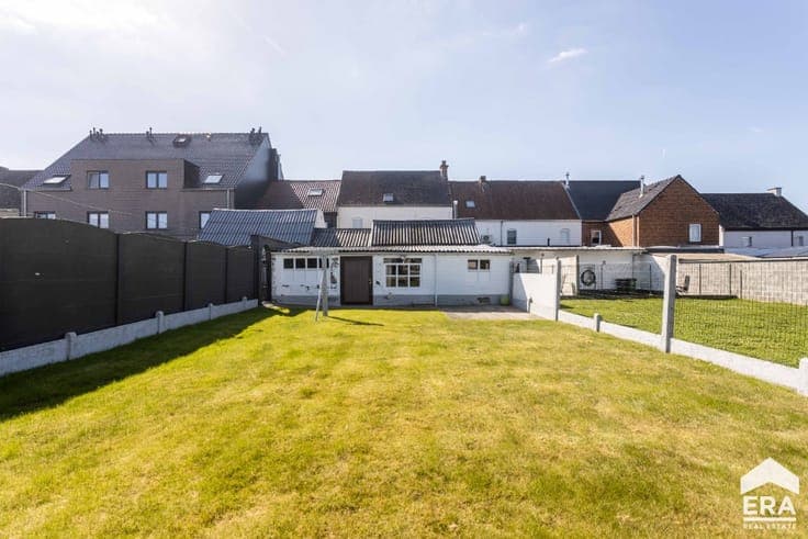 House to renovate with 4 (potentially 6) bedrooms & garden