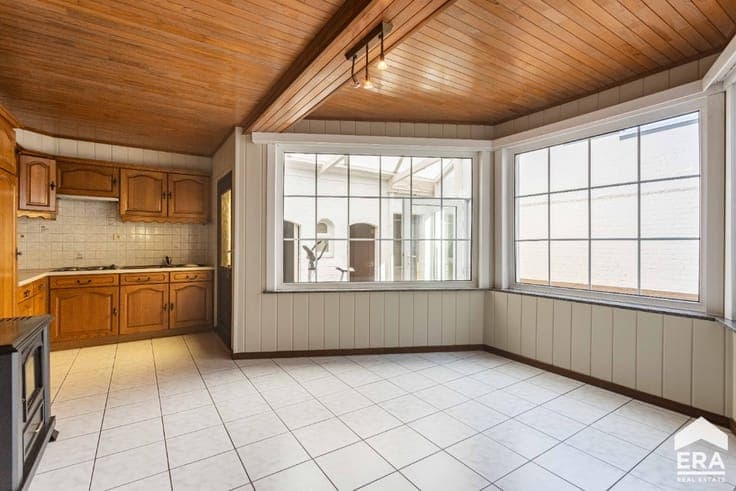 House to renovate with 4 (potentially 6) bedrooms & garden