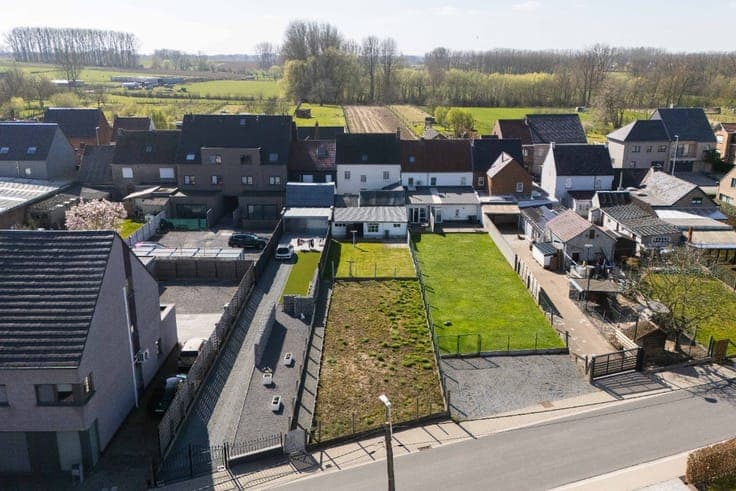 House to renovate with 4 (potentially 6) bedrooms & garden