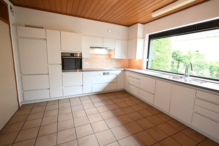 DEGELIJKE villa mét GARAGE op 589m², in MOOIE RESIDENTIEL...