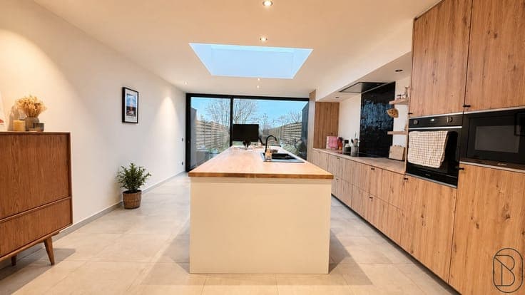 Volledig gerenoveerde woning met 3slpk, tuin en uitweg!