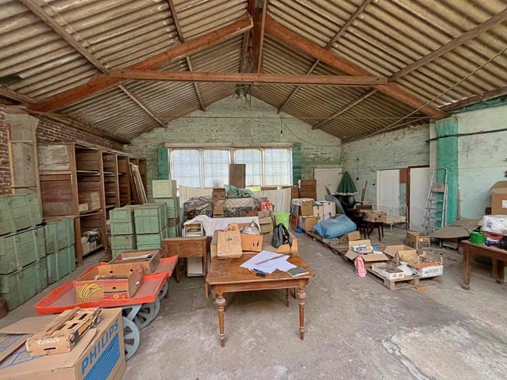 House 256m² + attic 120m² + warehouse 131m² + garden