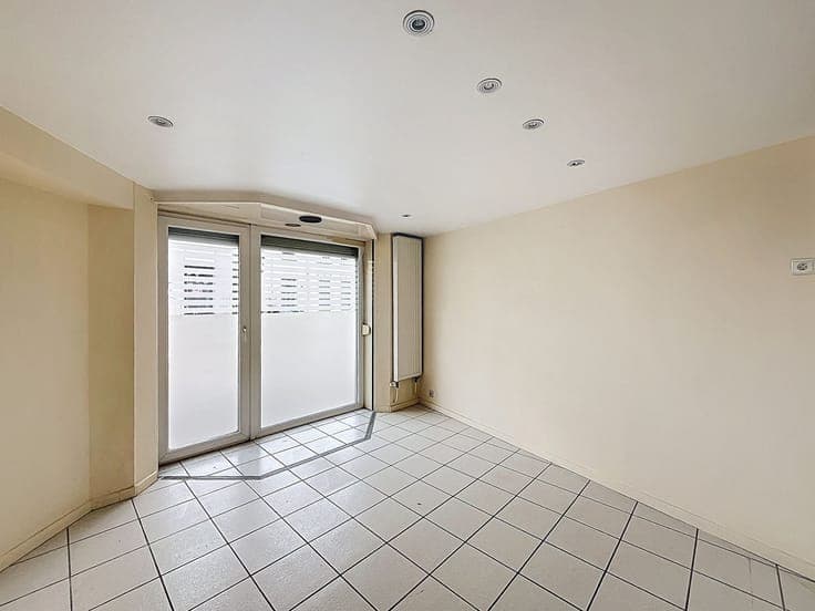 Commercial property with residential unit / Great potential