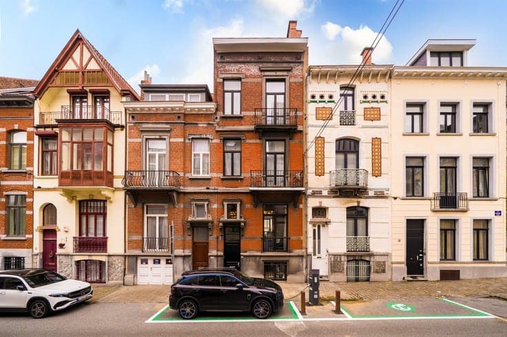 Beautiful renovated master house on a prime location in the