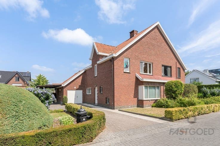 Half open bebouwing met tuin en garage op perfecte locatie
