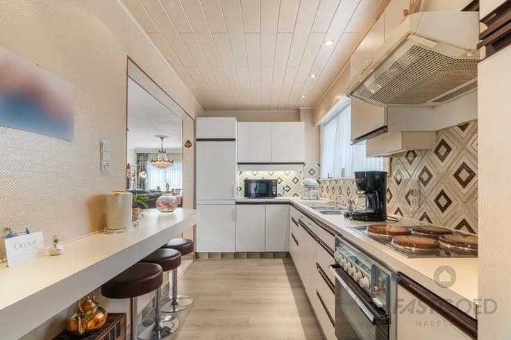 Half open bebouwing met tuin en garage op perfecte locatie