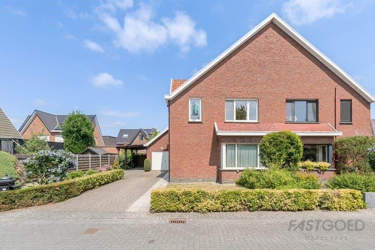 Half open bebouwing met tuin en garage op perfecte locatie