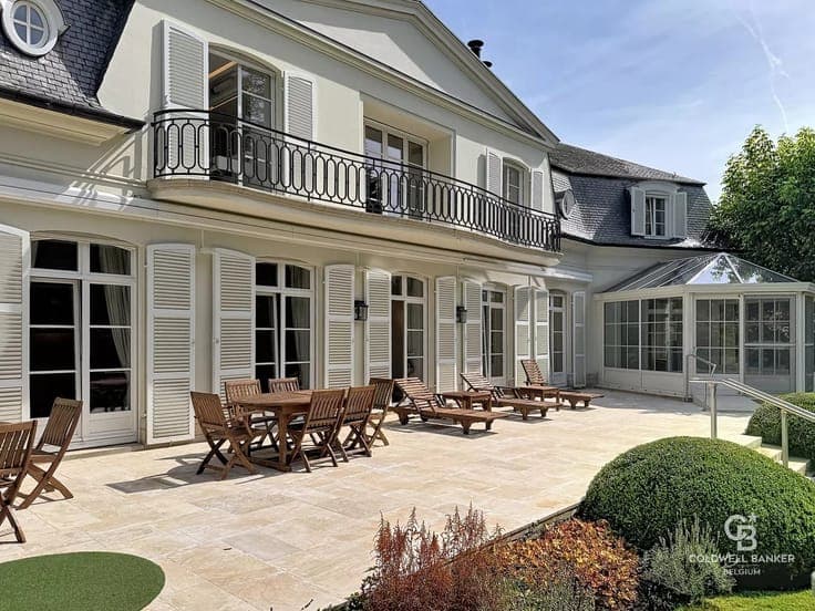 Stunning villa (over 754 m²) with a pool and a caretaker's h
