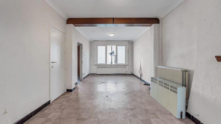 TE RENOVEREN WONING MET VEEL MOGELIJKHEDEN OP GUNSTIGE LO...