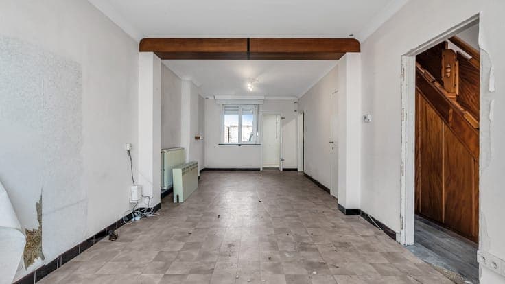 TE RENOVEREN WONING MET VEEL MOGELIJKHEDEN OP GUNSTIGE LO...