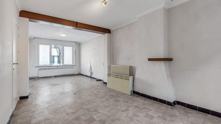 TE RENOVEREN WONING MET VEEL MOGELIJKHEDEN OP GUNSTIGE LO...