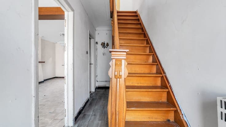TE RENOVEREN WONING MET VEEL MOGELIJKHEDEN OP GUNSTIGE LO...