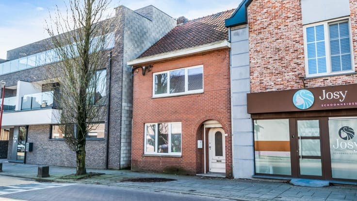 TE RENOVEREN WONING MET VEEL MOGELIJKHEDEN OP GUNSTIGE LO...