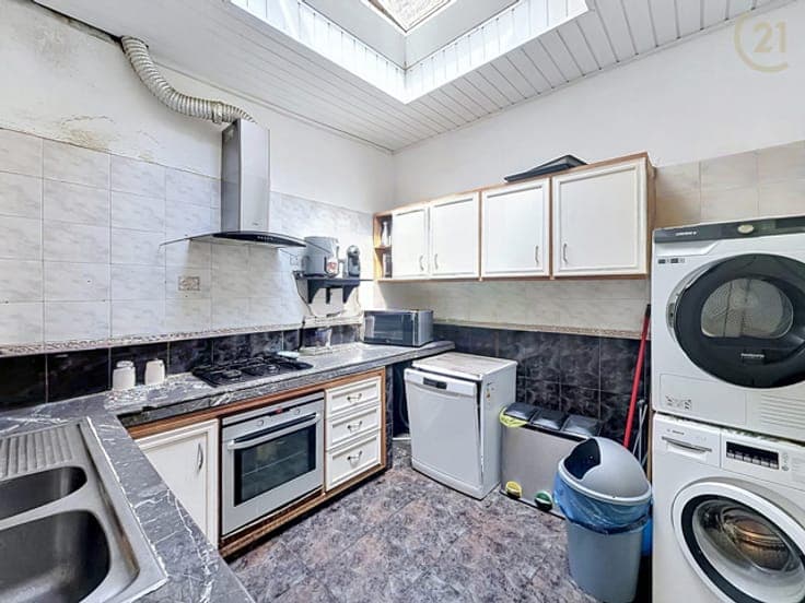 Family Home with 4 Bedrooms in Saint-Gilles
