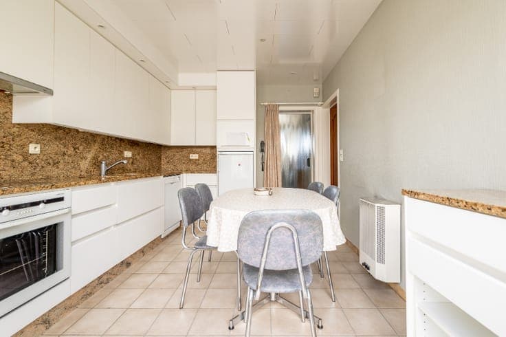 Ruime woning met tuin, 2 garages en 4 slaapkamers.
