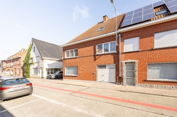 Ruime woning met tuin, 2 garages en 4 slaapkamers.