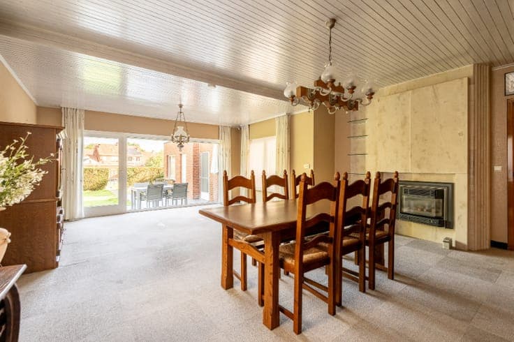 Ruime woning met tuin, 2 garages en 4 slaapkamers.