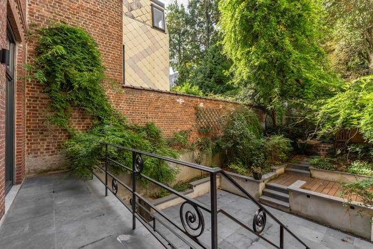 Stylish Family Home with 5 Bedrooms and South-Facing Garden