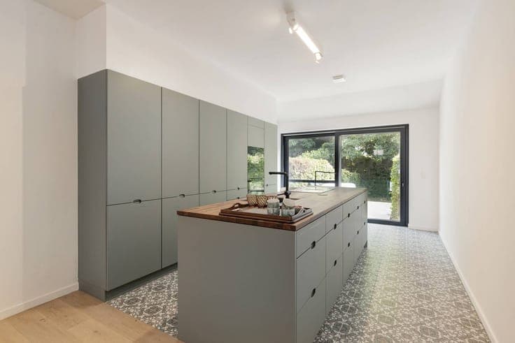 Renovated house with cozy garden along the Brugse Vesten