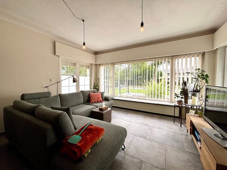OPEN-CONCEPT HOME WITH 3 BEDROOMS, A GARAGE, AND A GARDEN