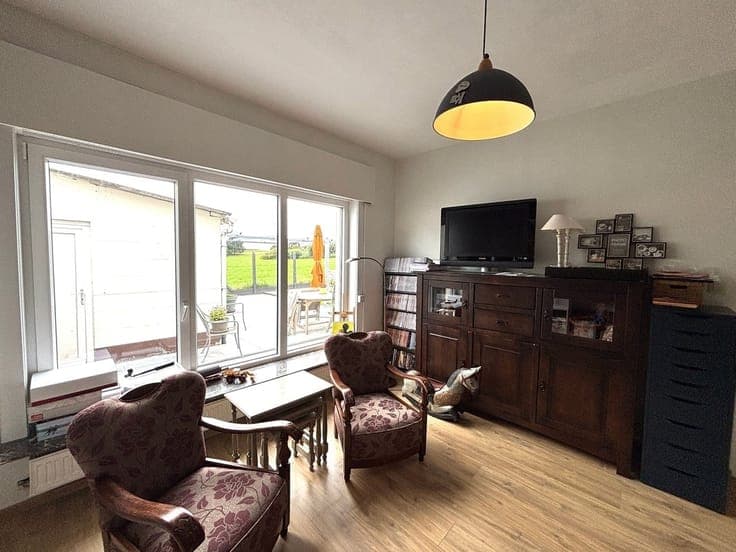 OPEN-CONCEPT HOME WITH 3 BEDROOMS, A GARAGE, AND A GARDEN