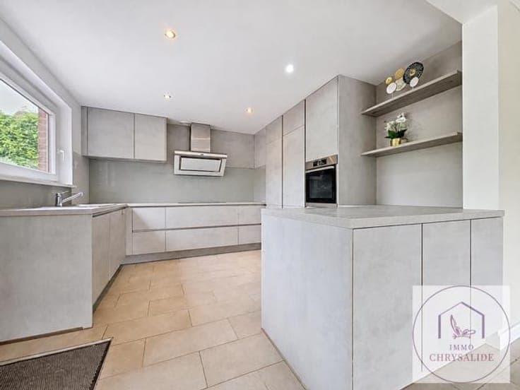5-bedroom villa with 2 bathrooms, garage and garden